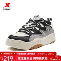 特步（XTEP）门店同款X华夫鞋板鞋女2024秋冬新款防滑耐磨运动鞋舒适保暖板鞋 黑/白沙灰/素雅灰 40