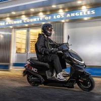 ZEEHO极核高性能电摩电动摩托车通勤代步外卖大踏板空间长续航智能电动车AE4 AE4 SE铅酸72V23AH【到店选色】