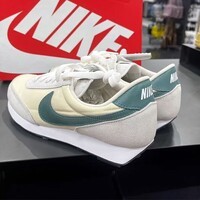耐克（NIKE）休闲鞋女鞋 冬季新款健身训练运动鞋WAFFLE华夫鞋复古减震跑步鞋 CK2351-112/椰奶色绿钩 36.5