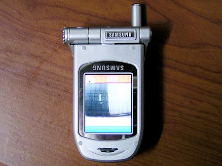 最难得的是三星的彩屏一贯在颜色显示上比较纯正,没有偏色,对比度也