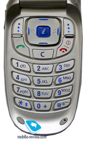 现在让我们再转回到手机外观上来,机壳中部有椭圆的三星logo,黑色背景