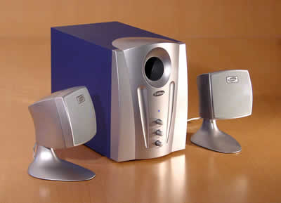 音箱虽是老款漫步者,价格甚低音质却还过得去,并且他的外观也挺不错