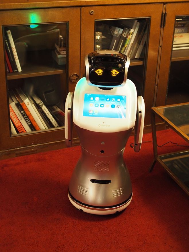 Sanbot助手机器人:内置多个传感器,且配有三个摄像头和一个投影仪。