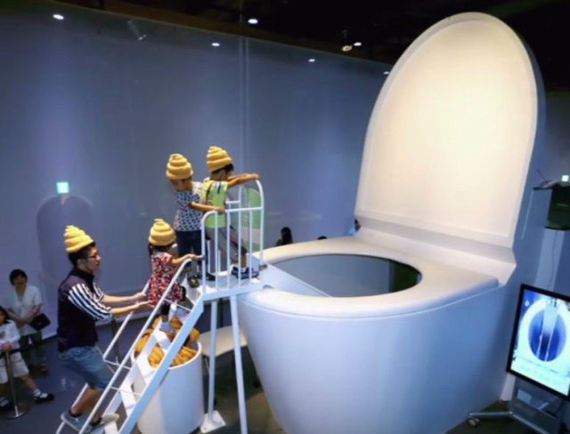 博物馆内还有超巨大的马桶可以让人们体验便便从肚子出来之后的奇幻之
