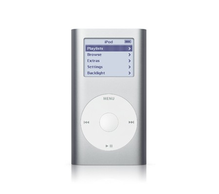 iPod Mini [2004]iPod Mini尺寸更小，机身更薄，容量也更小（4GB或6GB），但有多种颜色可供选择。更加重要的是，iPod Mini是iPod首款使用“点击轮”的机型，这是iPod其他产品设计的主要特色。