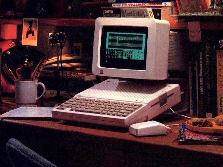 Apple IIc (1984)
19849ƳMacintosh 512K֮⣬Apple IIcƻƽʱսǲ˹1985뿪֮ʱƳһذƷApple IIcƻɹƽ̨Apple II򻯳ϸĵʽƣ϶ֹܣж˿ڡӿڡ̿80пƬǶʽһԡApple IIcܻӭ1984еƳҲ־ǿ˺ǲ˹8ǰͬĹ˾ʱĽ