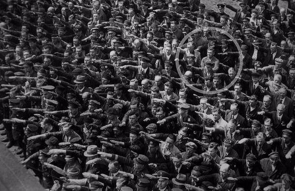 1936 年,德国汉堡,在一个船只下水礼上,人们纷纷向纳粹致敬,只有这名