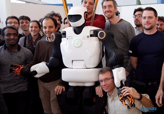 法国研发智能机器人勤杂工可帮做家务