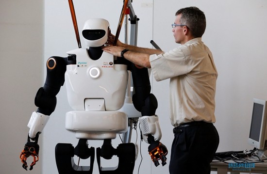 法国研发智能机器人勤杂工可帮做家务