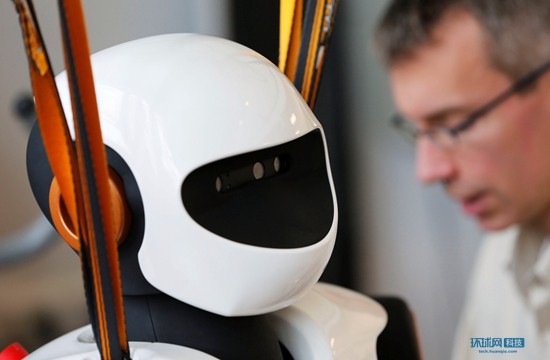 法国研发智能机器人勤杂工可帮做家务