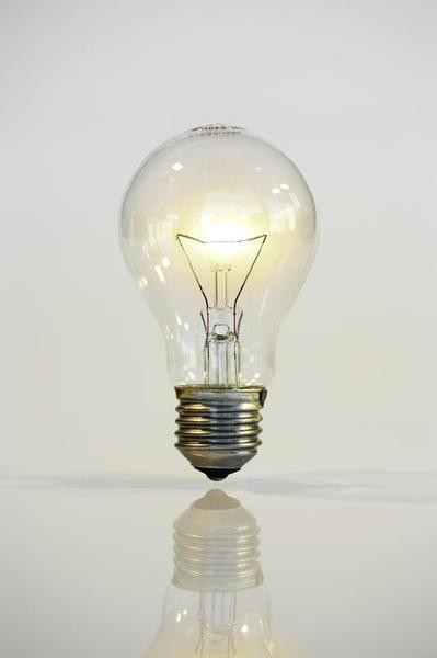 一个60瓦的白炽灯泡，如果每天用10小时，一年会消耗220度电。
