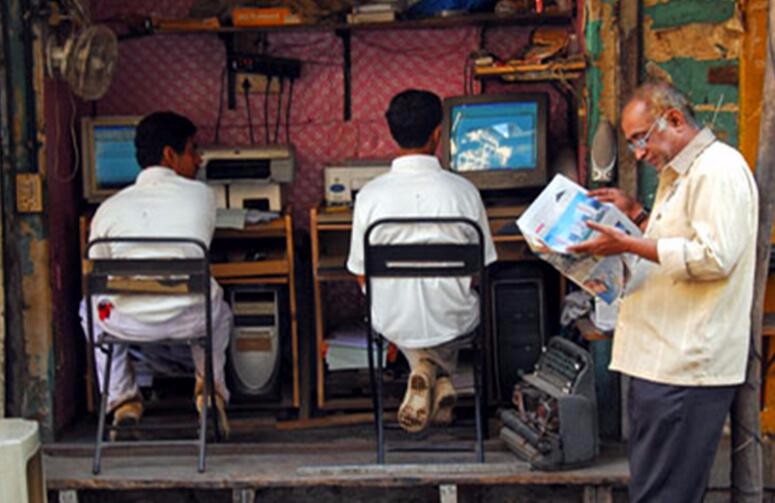 而在同等人口的印度，他们的网吧既然是这样的，当地人称为路边摊网吧。