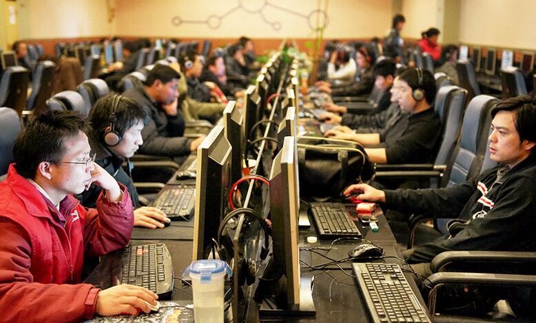 在中国，每个城市，深圳每个乡镇都有网吧的存在。图为中国网吧的一幕，人流量非常大，环境舒服。