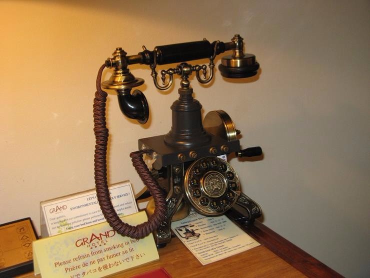 �绰������ŷ���������ɽ�󡤱���(Alexander Bell )��1876�귢���˵绰����������ȡ����ר������ʱ�ĵ绰�̶���ǽ��ĳ����������ʽ����Ͳ��ת�̲��š�����