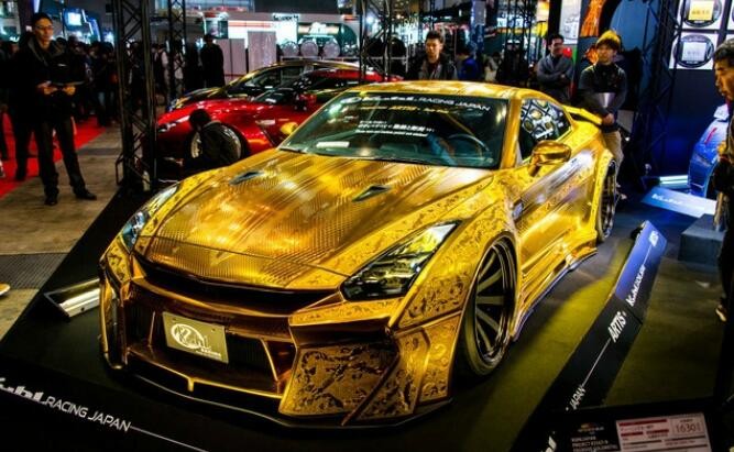 但是人们一见到这辆金灿灿的黄金汽车,又有几个人会忍住不前去围观呢?