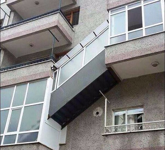 简陋的造型,四四方方的外观和一个飘出墙外的阳台.