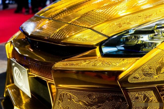 其实这辆车外面的这一层黄金是金漆,在喷涂上十分讲究技术.