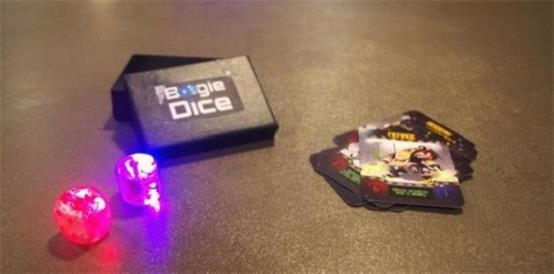 �Լ���������������
���������Ѿۻ��ҹ��Happy�ر��ĵ��ߣ��������ΪBoogie Dice��������������Ը��������Լ����������Ҿ��еƹ�Ч�������Գ��ᡣ

�û�����ͨ�������ơ�����ָ�����л������ӵȷ�ʽ�������������ı����ӵ����������ķ�ʽ���Լ�����ʱ�䳤�̡��������׵�һ��Ӧ�ã��û��ܶ����Ӳ����������ã�����ʹ��������ʱ�����ֹͣ��������������κη�Ӧ��

Boogie Dice�����ڲ�����һ���񶯵����һ��΢����˷��һ��΢��������Boogie Dice����һ��������������ͨ�������ϵ�С�׸����ǳ�硣��������һ�����ϡ�����������ֹ�������Զ�����ʱ���������±ߡ�