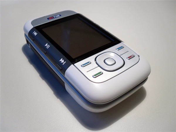 诺基亚5300是诞生于2006年的一款主打音乐功能的产品，创造性地将音乐播放快进、后退等按键置于机身上。该机采用滑盖设计，是当时最受女性欢迎的手机产品。