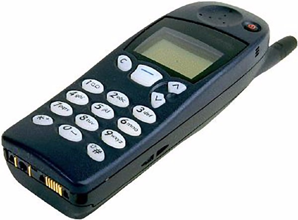 诺基亚5110，1998年上市，这款产品的历史地位暂且不谈，但是他却成为首款可以玩贪吃蛇的手机，同时也让这款游戏至今还被网友津津乐道。