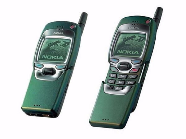 诺基亚7110，上市于1999年，全球首款搭载WAP浏览器的手机，让通过手机上网冲浪变成现实。不过笔者身边有很多朋友在十年后也没用上手机上网功能。