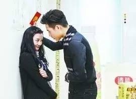 武汉一公司的“情人节+年终奖”福利,请来了“长腿欧巴”,将女员工“逼”到墙角,然后深情对望并送上年终奖——“壁咚”。