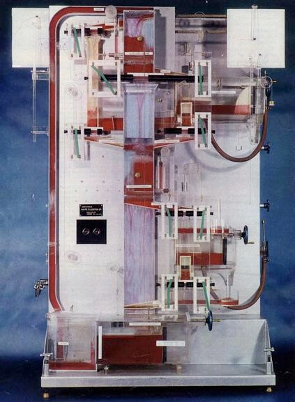 MONIAC
̩����������Terry Pratchett���ķ�˿���ܻ��ϵ�MONIAC��ȫ���й�������ģ����������������û�п�����׬Ǯ����Making Money��������˵������ν������롣MONIAC��1949������������һλ����ѧ����ƶ��ɡ���ʹ����ˮ��֮��ó���ˮ��ģ��Ӣ���ľ������С�ˮ���Ծ��õĸ�����ɲ������������������ҽ�������������ȵȡ�ˮ���һ���ط����͵���һ���ط�����ģ���г���ˮ�������ڣ�����ˮ�������ڣ�ˮ�Ĵ�������ģ��Ͷ�ʻ�����������λð汾ʵ�������տ����Է�����Ankh Morpork�ĳ��н������ƽ𣬵���ĿǰΪֹ���⻹û������ʵ�е��κδ��ͽ���������ʵ�֡�