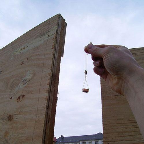 叫做强迫透视,就是利用光学与视觉的错乱现象,使得被拍摄的物体变形