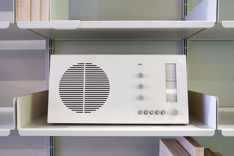 ƻ�������������-��ά��Jony Ive����Ȼ�ܵ����¹����Ѳ�Ʒ�����̲��ʵ���ʽӲ����Ƶ�Ӱ�졣������ҵ���ʦ����-��ķ˹��Dieter Rams����1960�������ļ�Լ������Ʒ�������Ȼʱ�֣���Ȼ���˶�Ŀһ�¡�