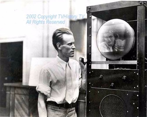 由英国的电子工程师约翰·贝尔德发明,到1928年,美国的rca电视台率先