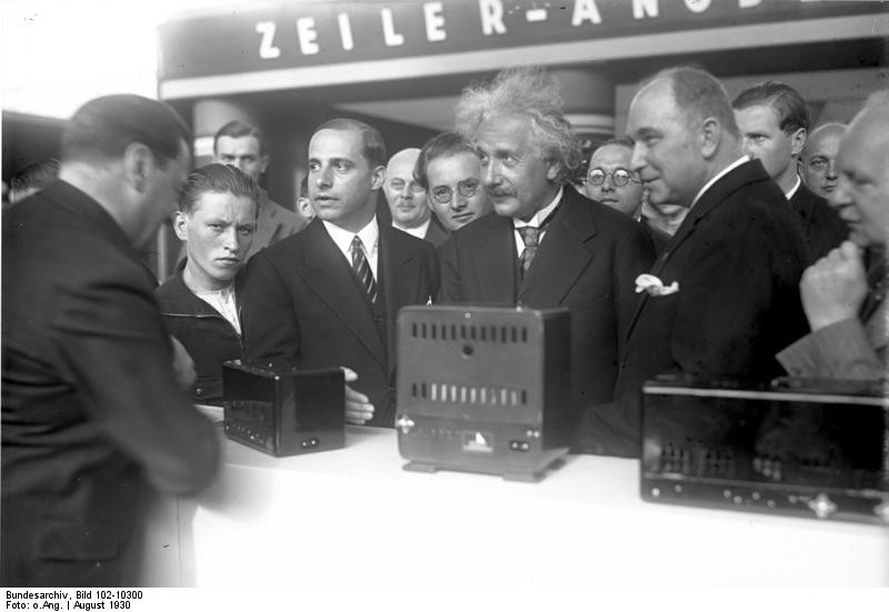 1930年，爱因斯坦应邀参加第7届IFA并致开幕辞。图片为电视接收器模型首次亮相。