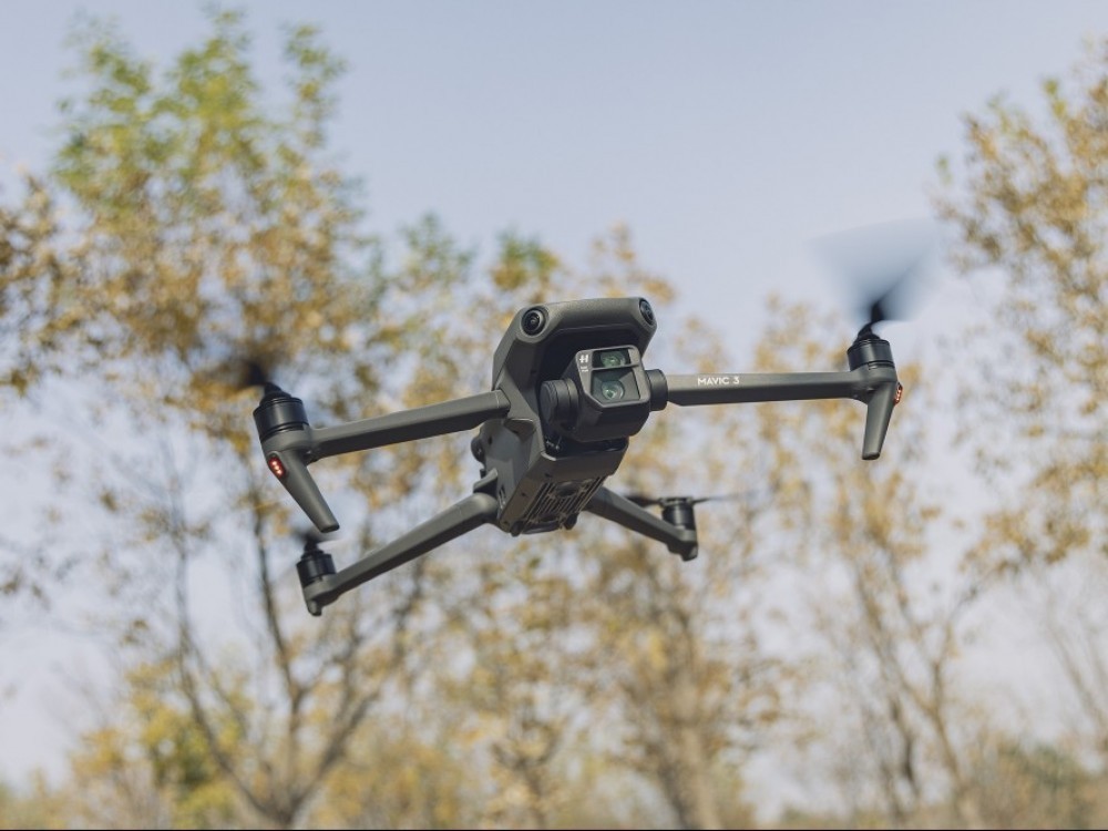 【有料评测】DJI Mavic 3无人机评测：4/3画幅哈苏+双镜头+全向避障