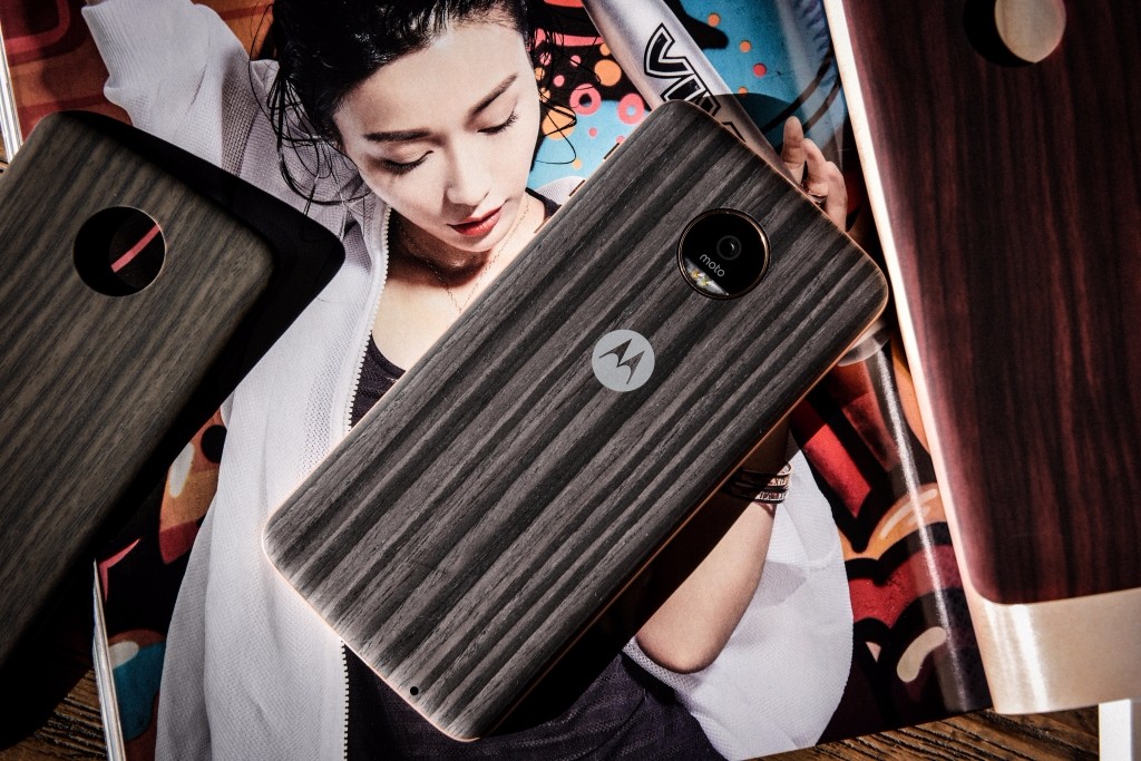 自由搭配 moto mods摩范背壳彰显个性