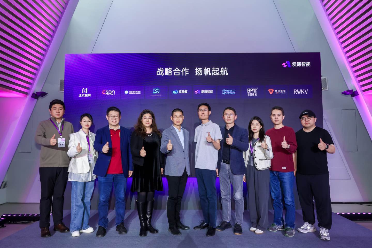 ���������׿�������AIBOOK�ذ�������Ϊ�����ߴ���װ�������ġ�AIʵѵ�ҡ�