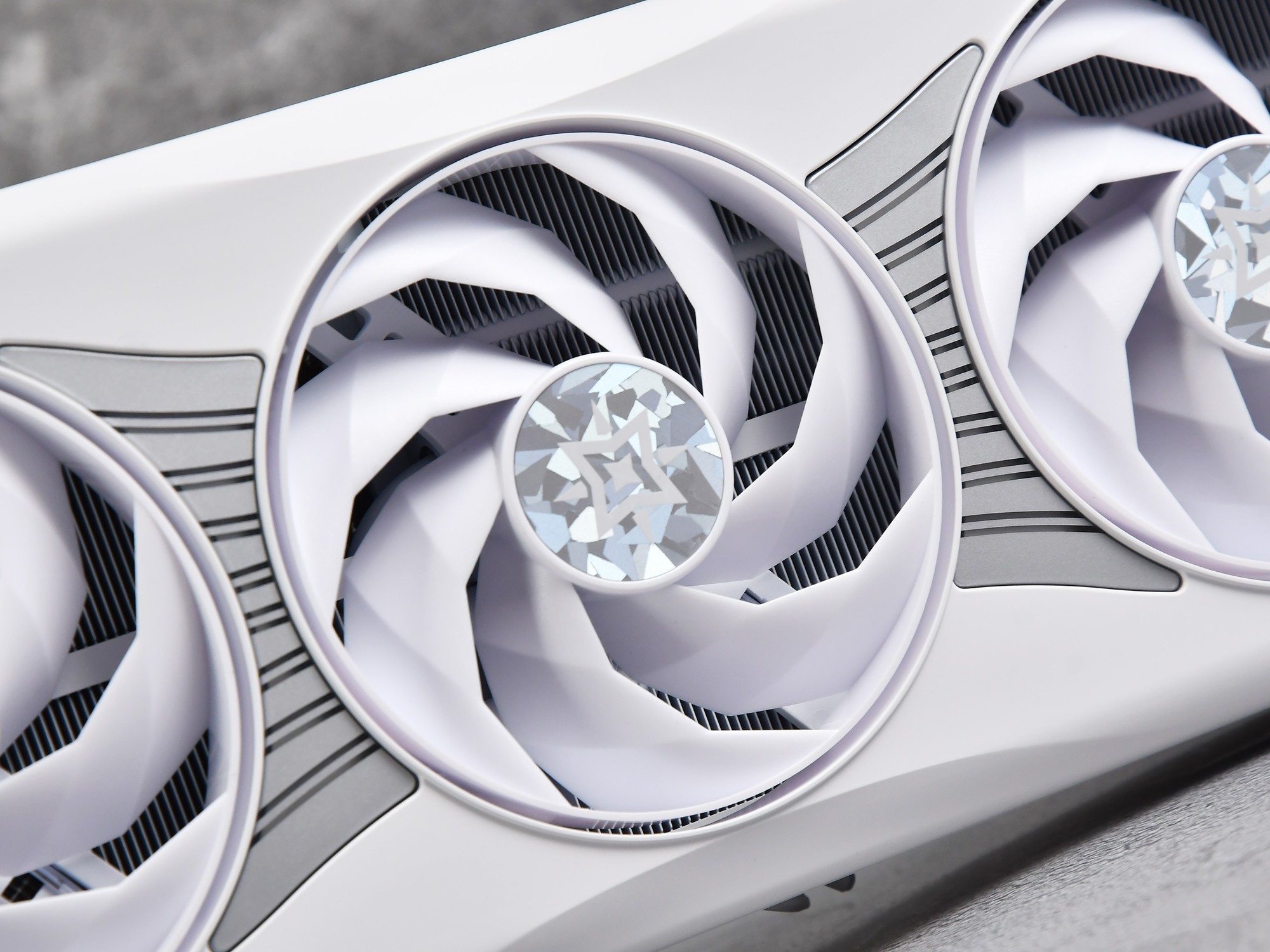 ӰGeForce RTX 5070 TiLUNA OC ԿҲģ黯
