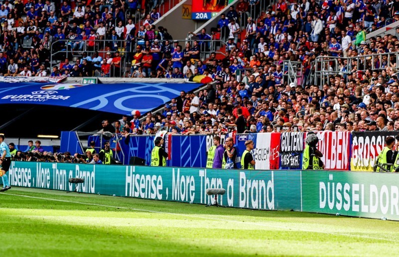 8-1狂屠！姆总赛后示意集体退场！曼联主场出局