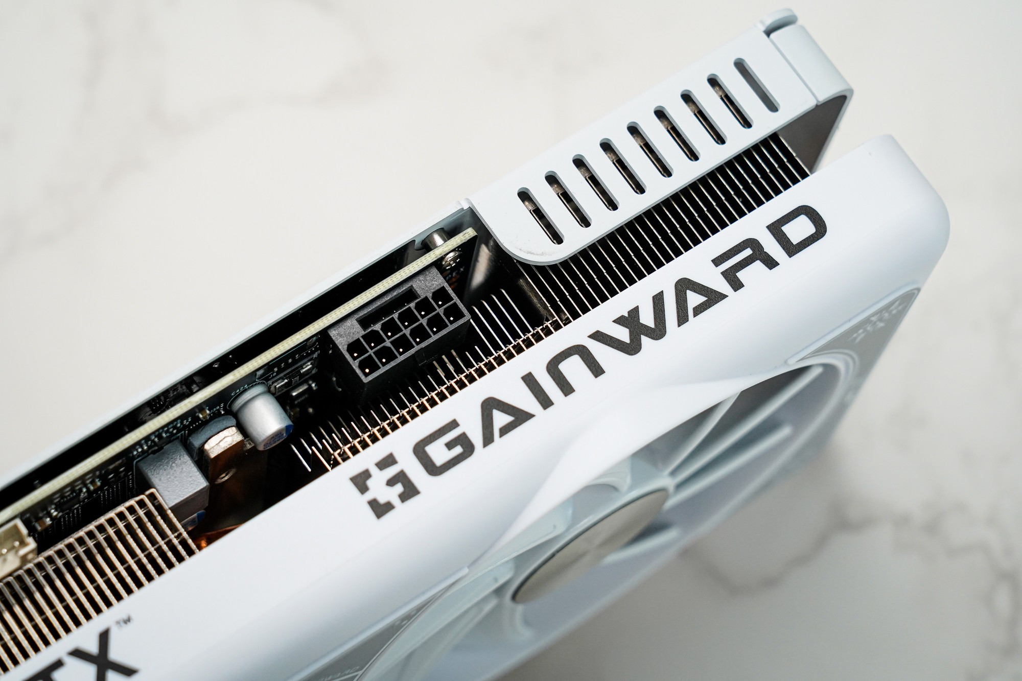 RTX 4070 SUPER ̤ѩMiniԿ ITX