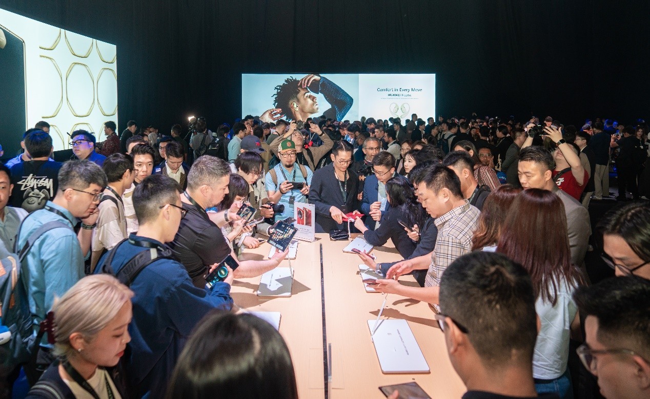 华为Mate XT 非凡大师亮相海外市场，首款商用三折叠屏令全球瞩目