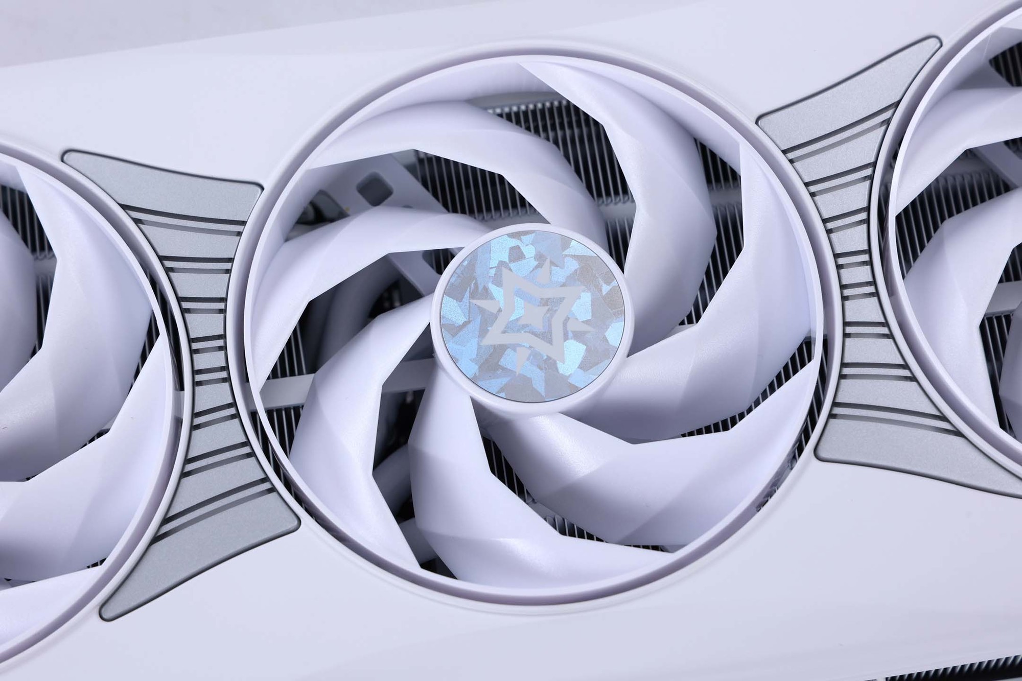 Ǿ磡  ӰGeForce RTX 5070 Ti LUNA OCԿ