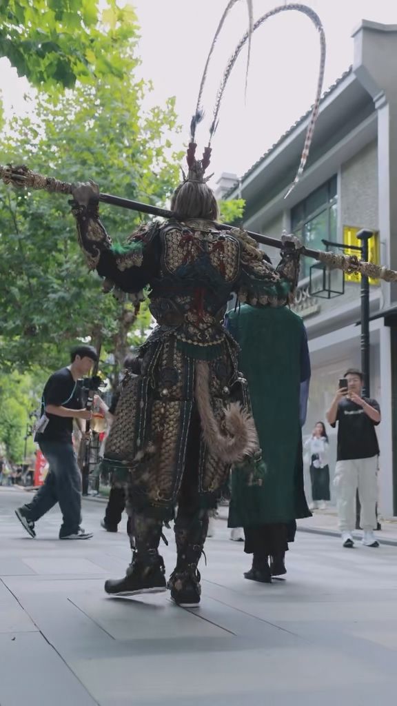 《黑神话》COS大圣风采：超帅披挂现，与四妹亲密合影曝光