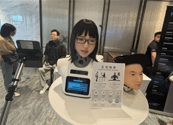 松延动力发布新一代仿生机器人“小诺”_人工智能-中关村在线