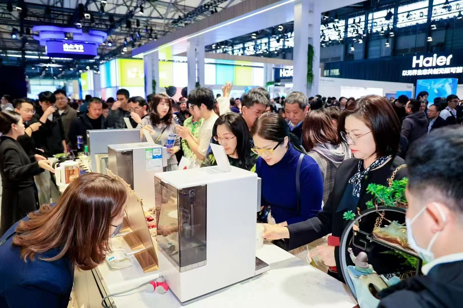 AWE2025��Ļ��AI�Ƽ����ܲ�ҵ�ںϣ�AI��������δ������