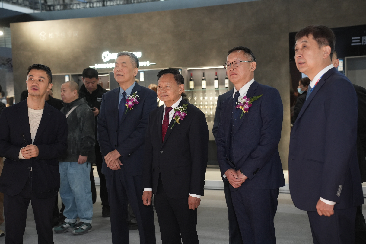 AWE2025��Ļ��AI�Ƽ����ܲ�ҵ�ںϣ�AI��������δ������