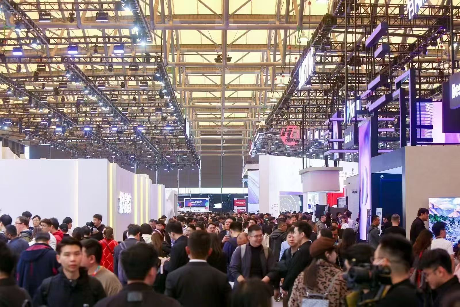 AWE2025��Ļ��AI�Ƽ����ܲ�ҵ�ںϣ�AI��������δ������