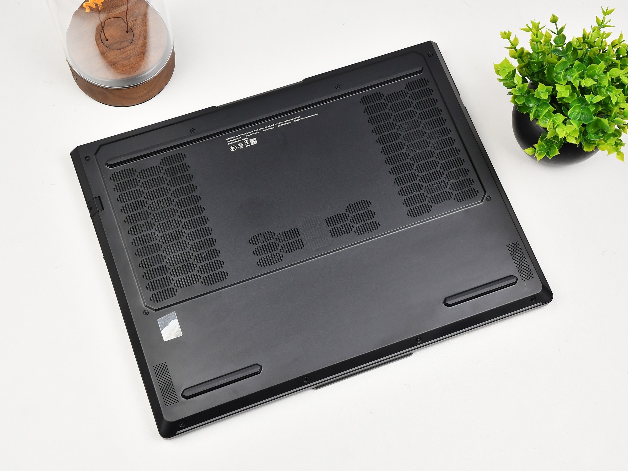 上手体验拯救者Y9000P至尊版AI元启:内吹设计实现275W超强功耗释放