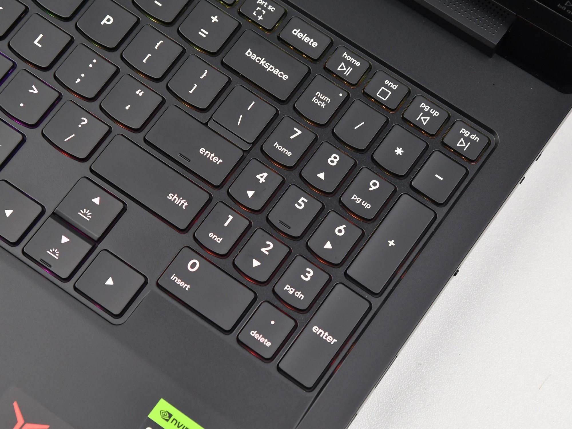 上手体验拯救者Y9000P至尊版AI元启:内吹设计实现275W超强功耗释放