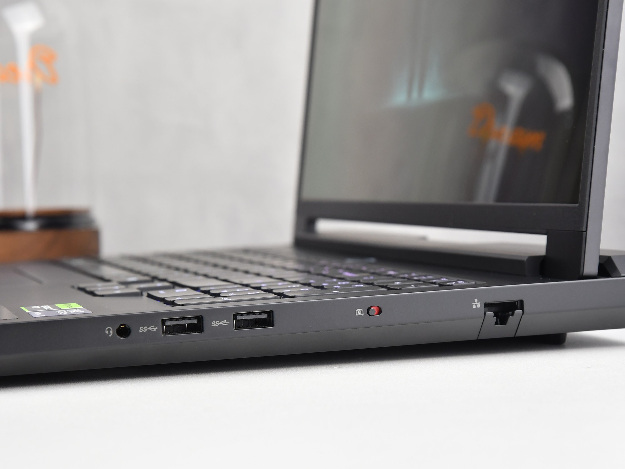 上手体验拯救者Y9000P至尊版AI元启:内吹设计实现275W超强功耗释放