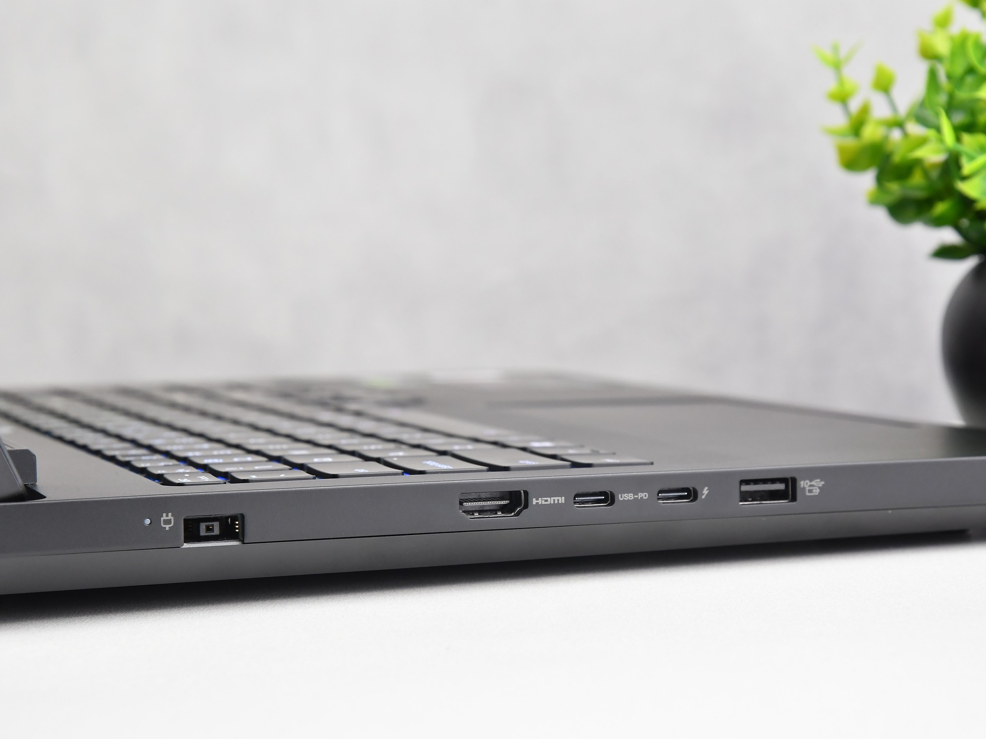 上手体验拯救者Y9000P至尊版AI元启:内吹设计实现275W超强功耗释放