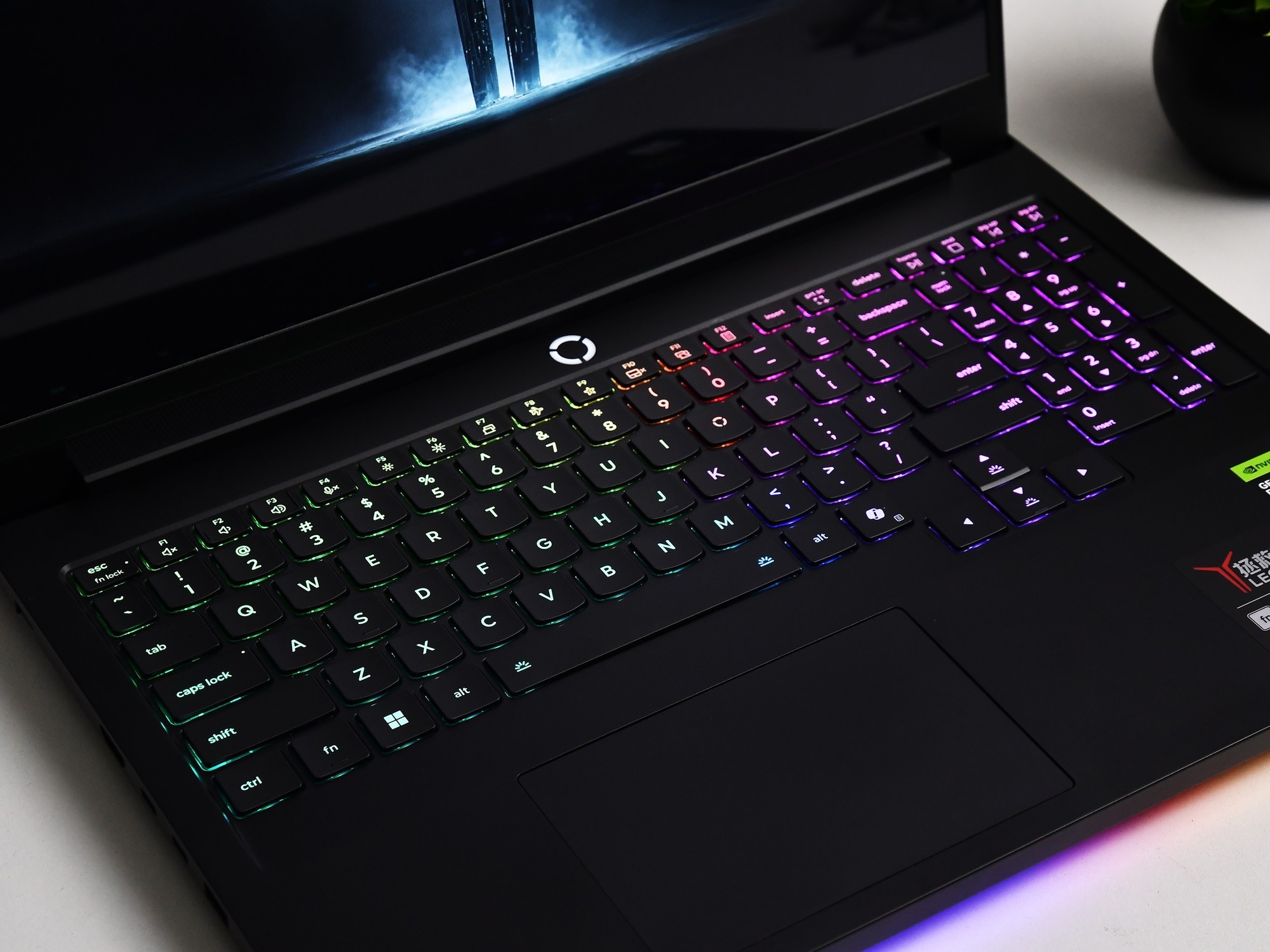 上手体验拯救者Y9000P至尊版AI元启:内吹设计实现275W超强功耗释放