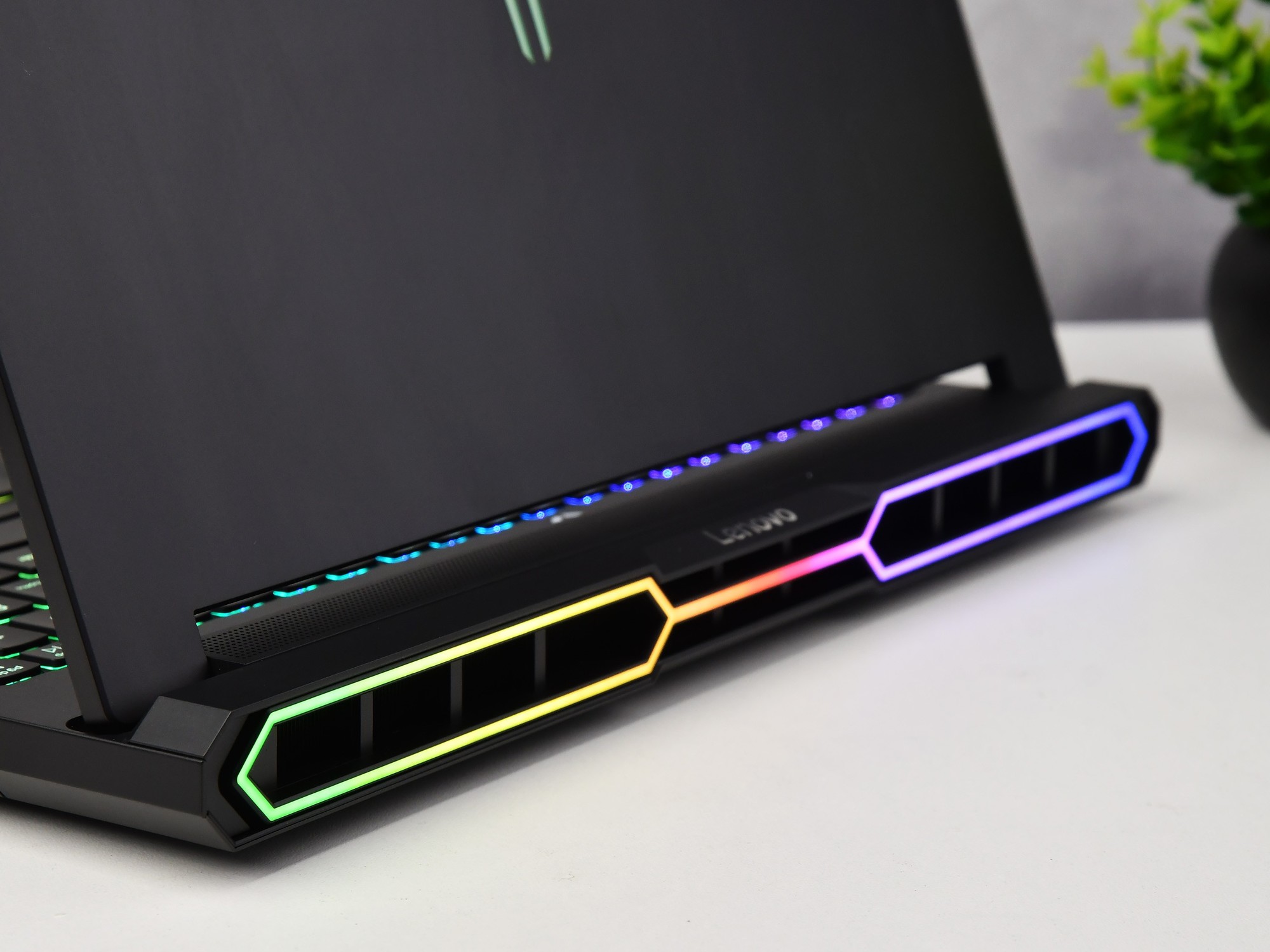 上手体验拯救者Y9000P至尊版AI元启:内吹设计实现275W超强功耗释放